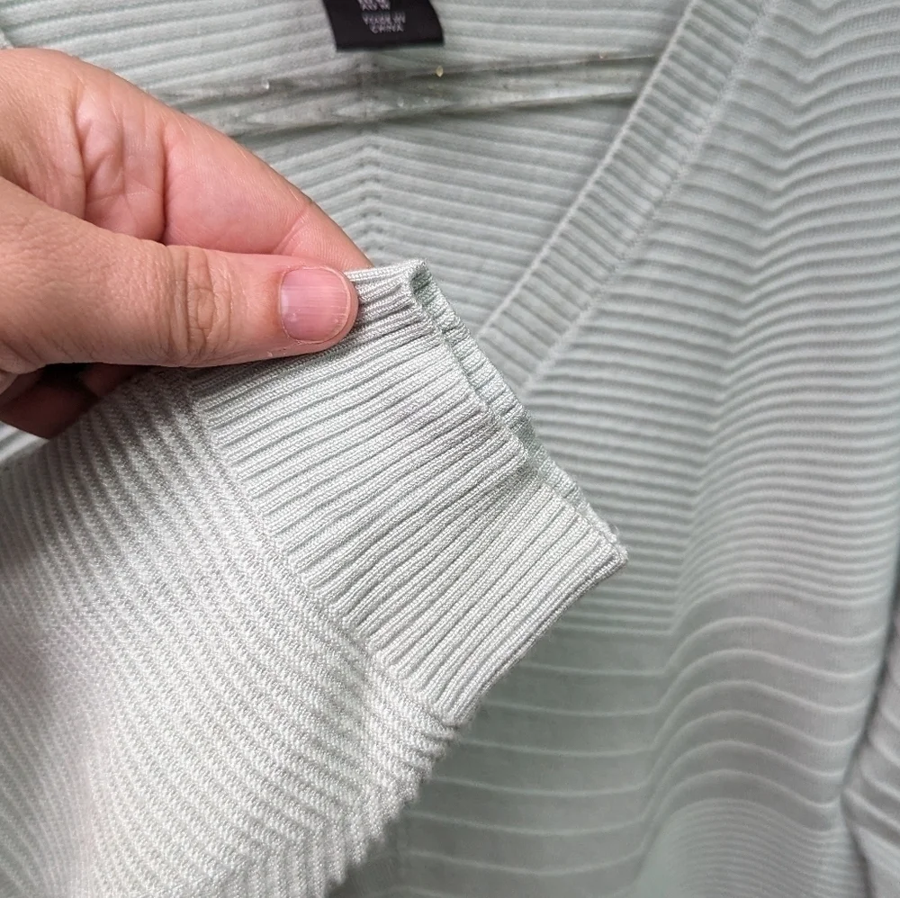 Tahari V Neck Ribbed Sweater Sz M